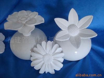 融合藝術(shù)與實(shí)用 陶瓷、樹脂與石膏熏香座的美學(xué)與工藝探索